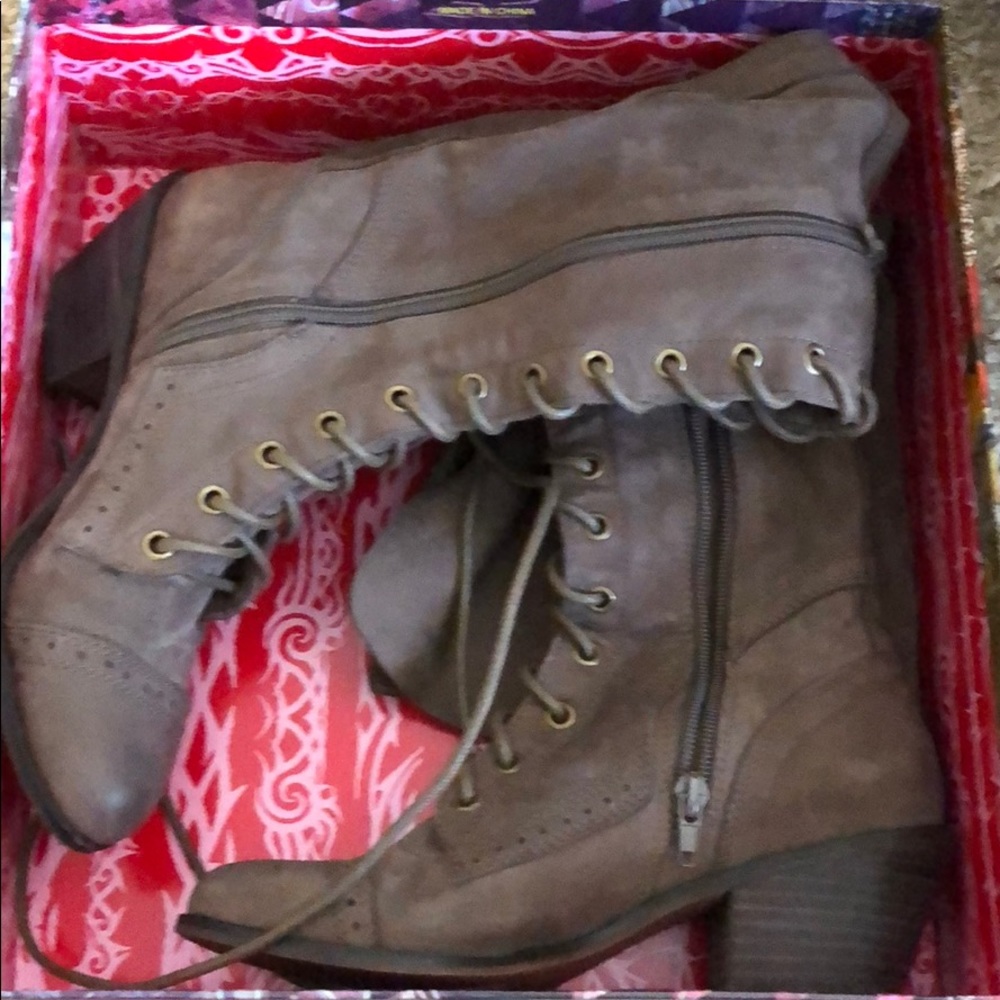 Lace up boots - Picture 2 of 3